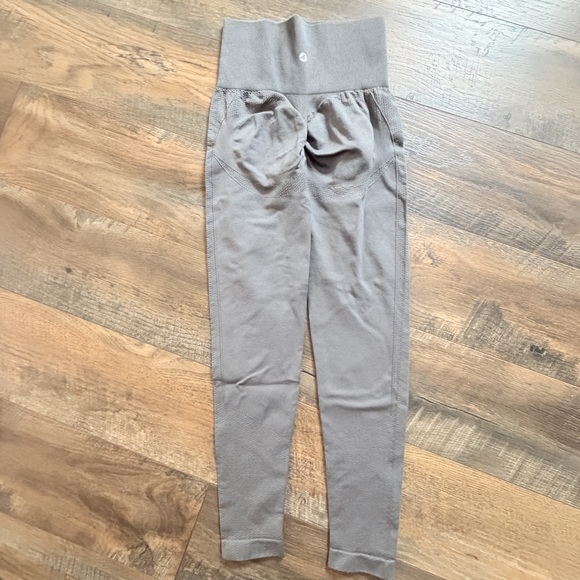 Halara Seamless flow ultra-sculpt butt lifting capri bundle xs in Gray - Picture 8 of 8